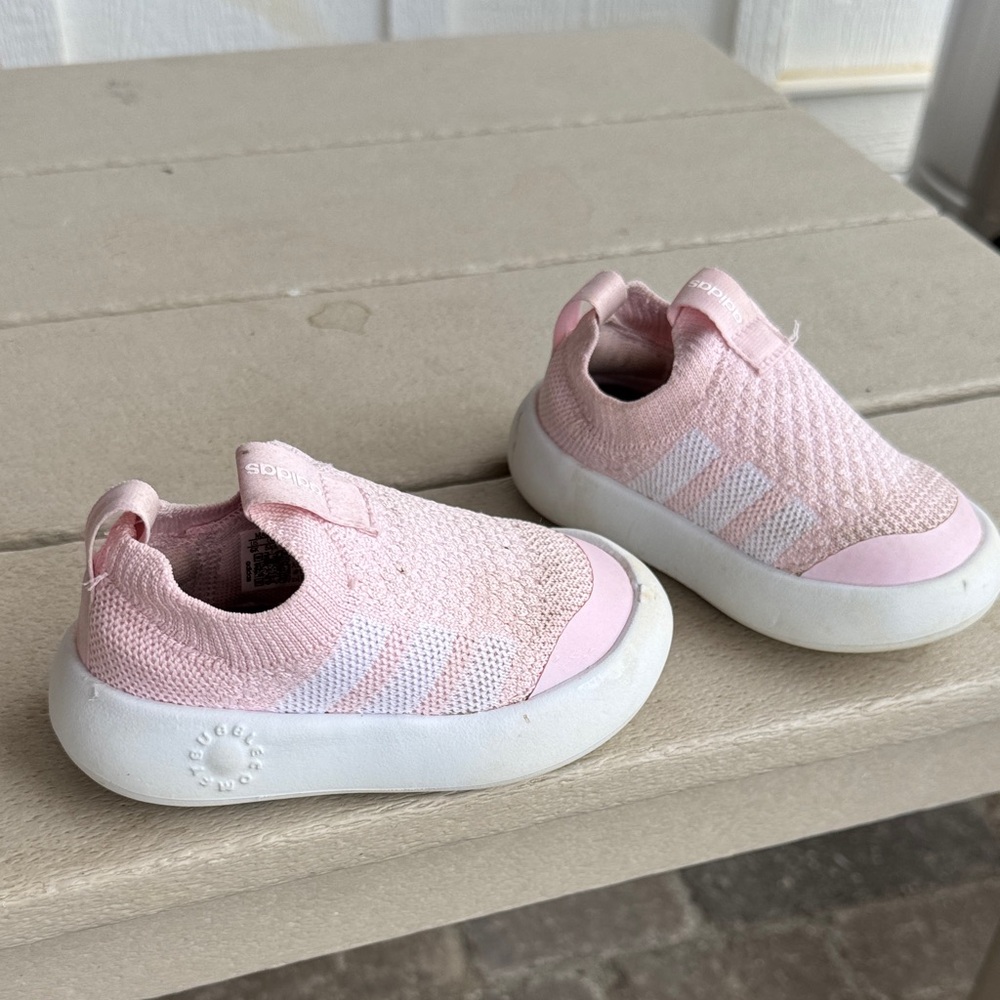 Adidas toddler Pink bubble comfy Slip-On Shoes. size 6. Lightly worn